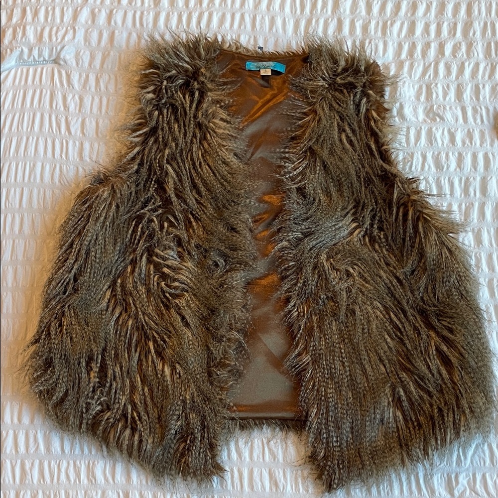 🌟 Buttons Faux Fur Vest – Size L, New Without Tags, Ultra Plush